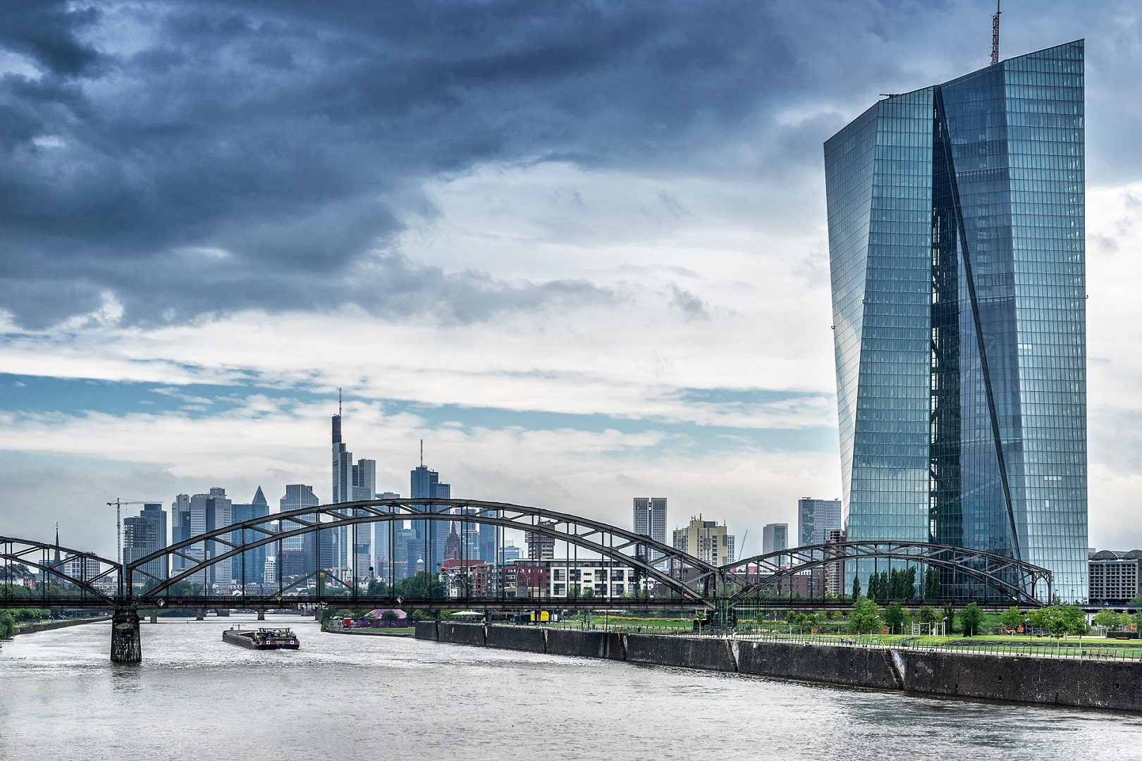 La BCE annonce moins de croissance et un soutien monétaire prolongé